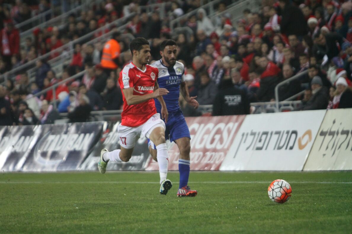 מתן אוחיון מתאמץ מאוד מול שחקן מליגה א'. צמודים צמודים (צילום: שי מוגילבסקי)